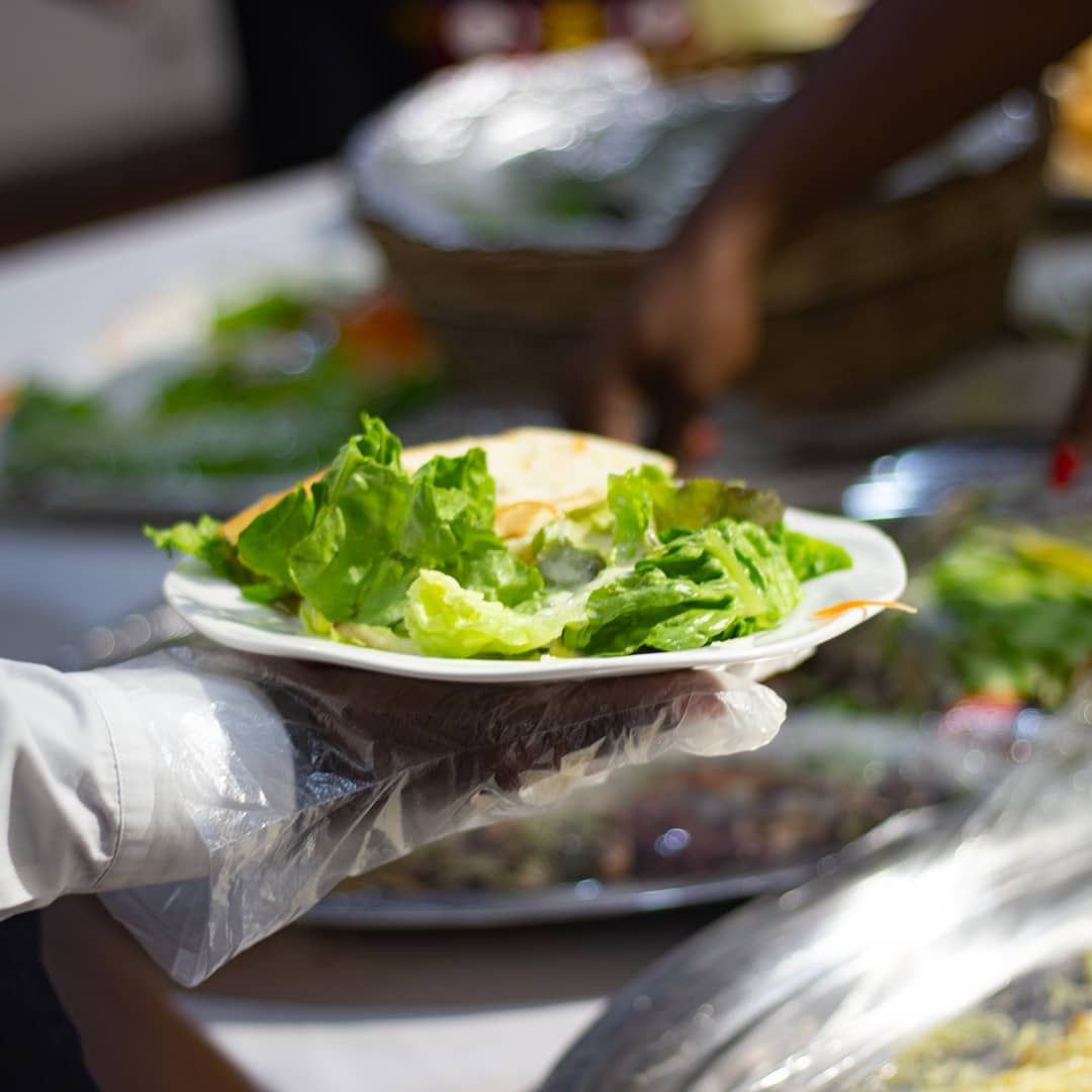 Assiette de salade servie lors d'un buffet