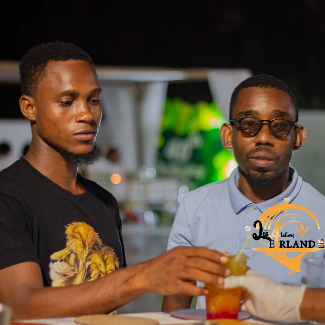 Invités servis au bar à cocktails lors d'une soirée