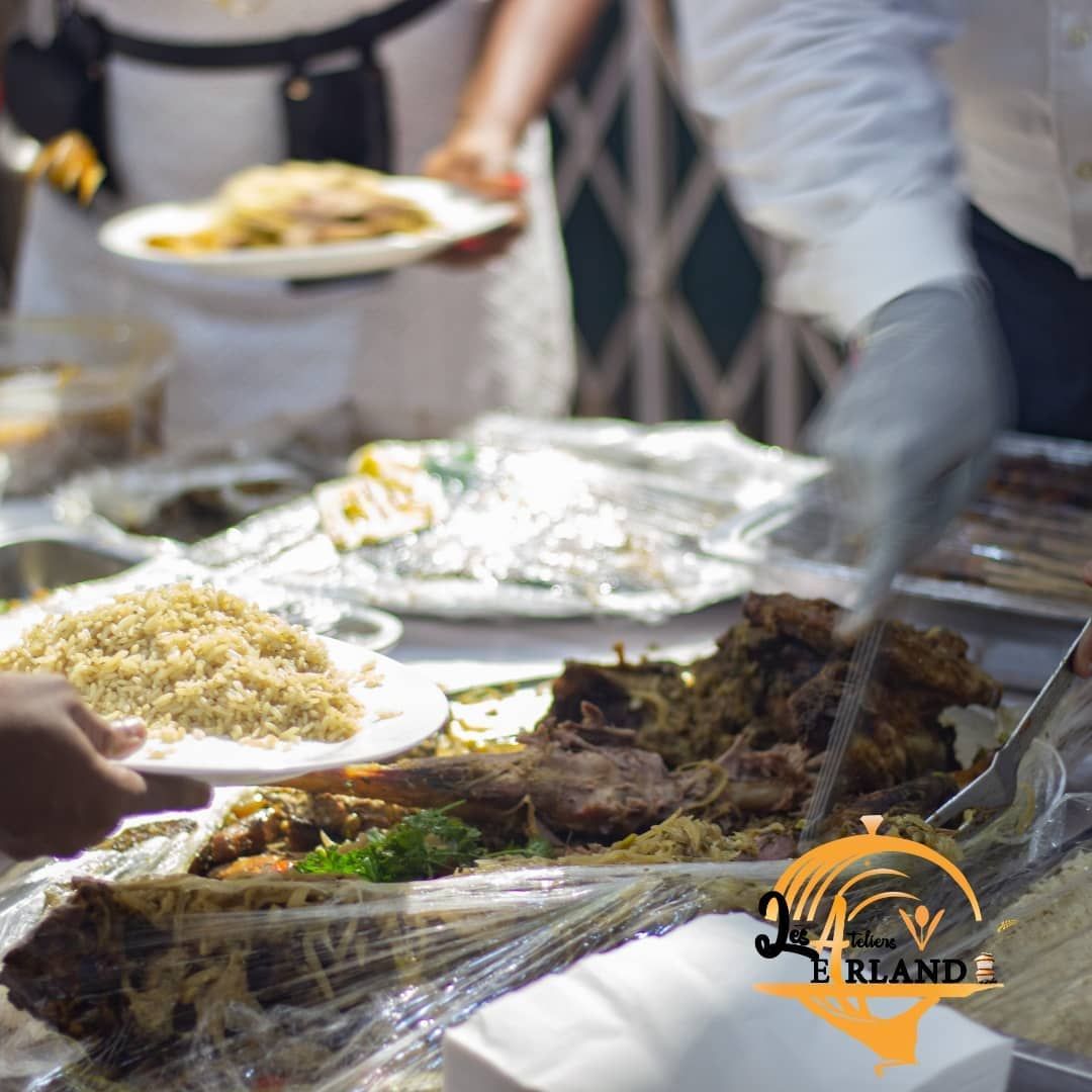 Buffet de plats chauds : riz et viandes rôties