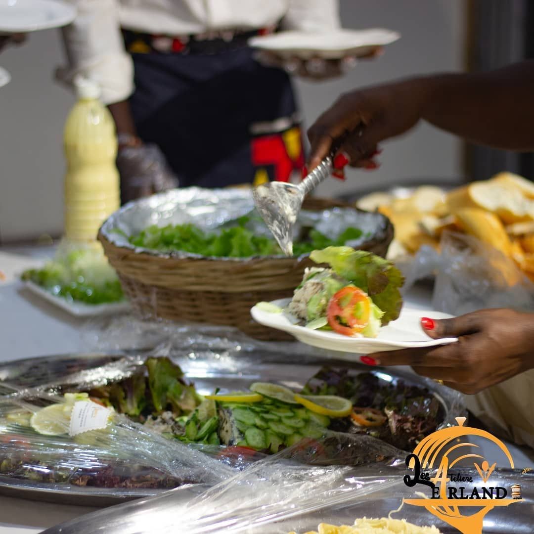 Service d'un buffet de salades fraîches